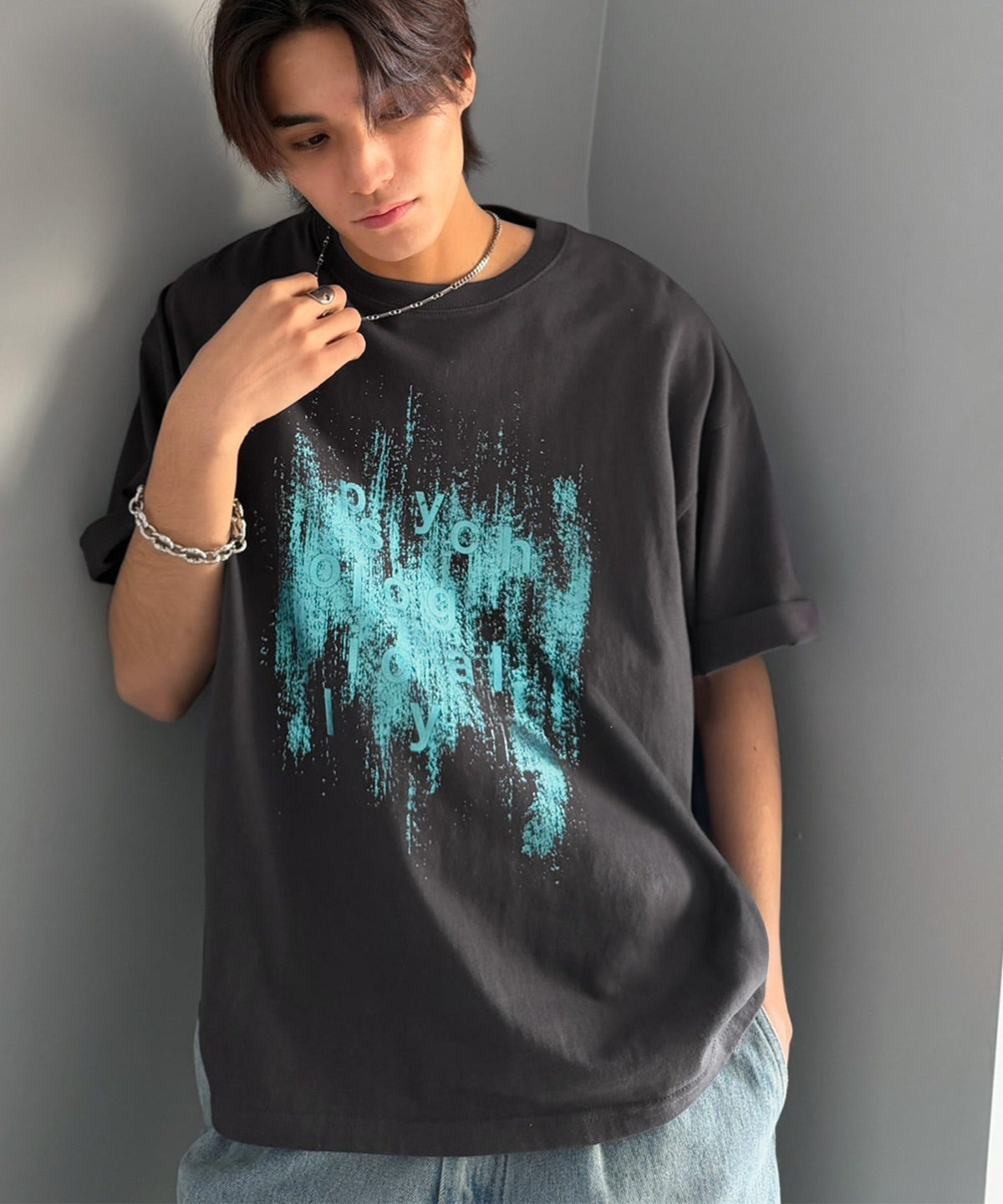 無地じゃ足りない、そんな日に！コットン100% グリッチノイズ箔プリントTシャツ／Glitch Noise Foil Print T-Shirt co1320011