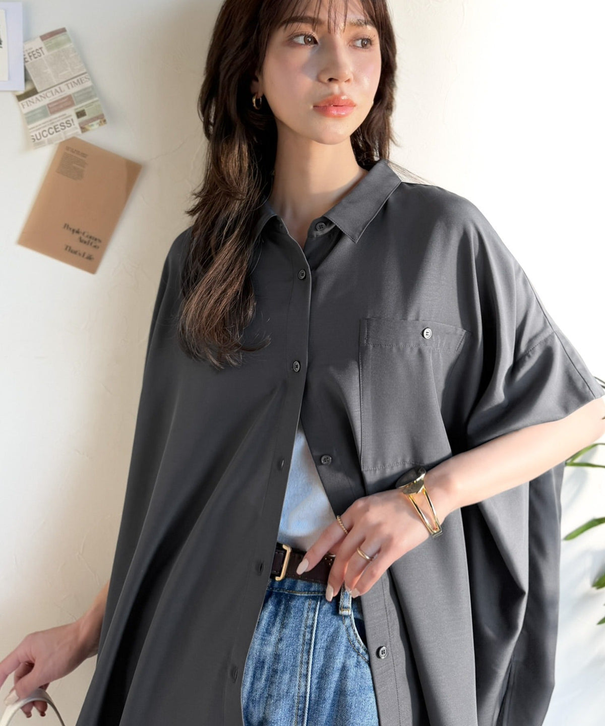 【接触冷感・UVカット機能付き】着るだけで、見返り美人。バックタックデザイン胸ポケット付きドルマンスリーブシャツブラウス ce1010562