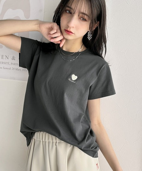 トレンドをまとう。綿100％シルケット風ハート胸サガラ刺繍Tシャツ（半袖） ce1330013
