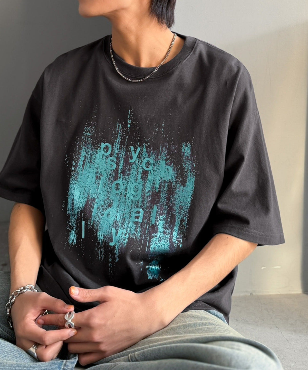無地じゃ足りない、そんな日に！コットン100% グリッチノイズ箔プリントTシャツ／Glitch Noise Foil Print T-Shirt co1320011