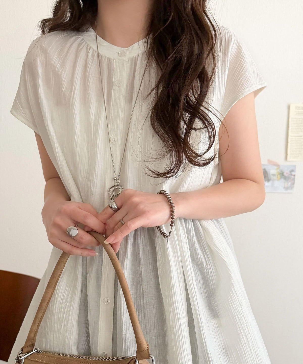 涼しげシアー×ふんわりペプラムで華やぐ一枚。ペプラムフレンチシアーブラウス（半袖） ce1110167