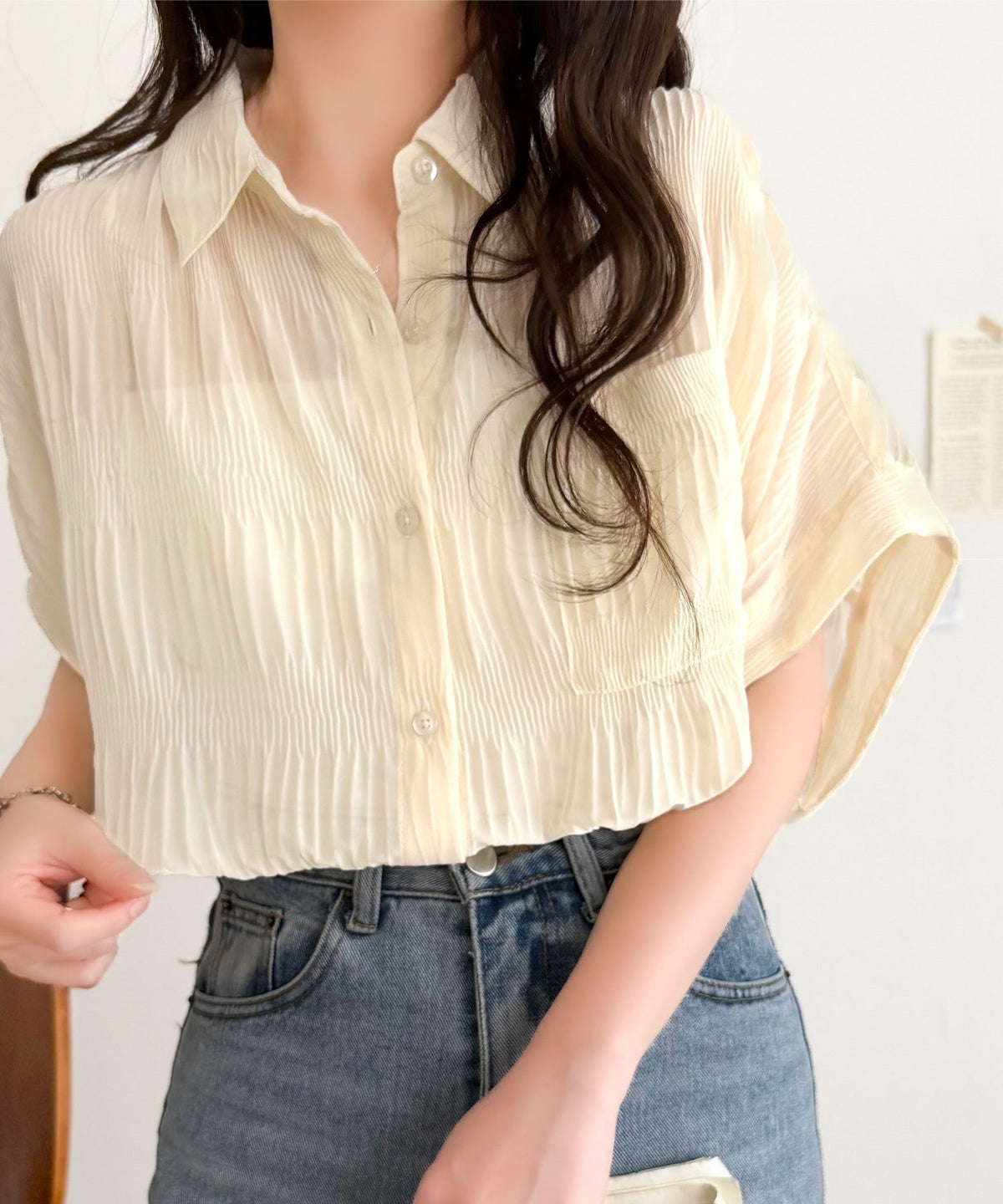 シャーリングの立体感が美しい、大人の抜け感ブラウス。胸ポケット 襟つきシアープリーツブラウス ce1010539