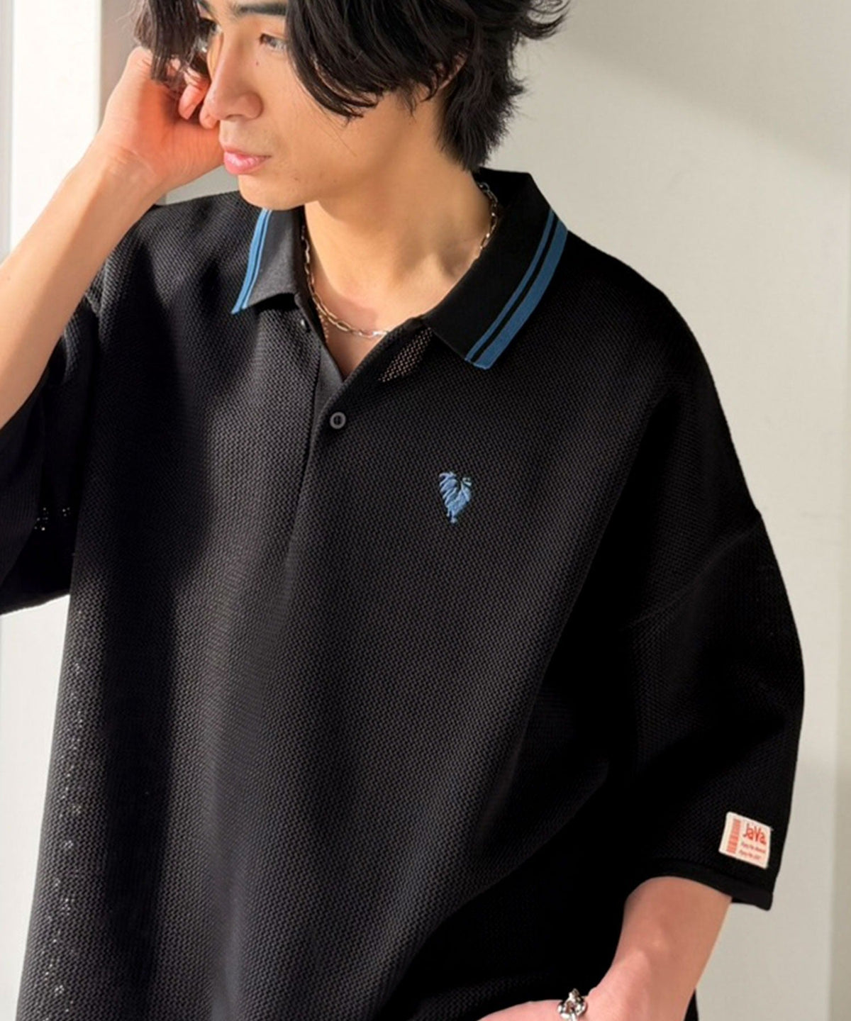 《JaVaジャバコラボ》軽くて涼しくてアイロン要らず！ワンポイント刺繍入り 襟ライン配色 サマーニットポロシャツ（半袖） jo1250001
