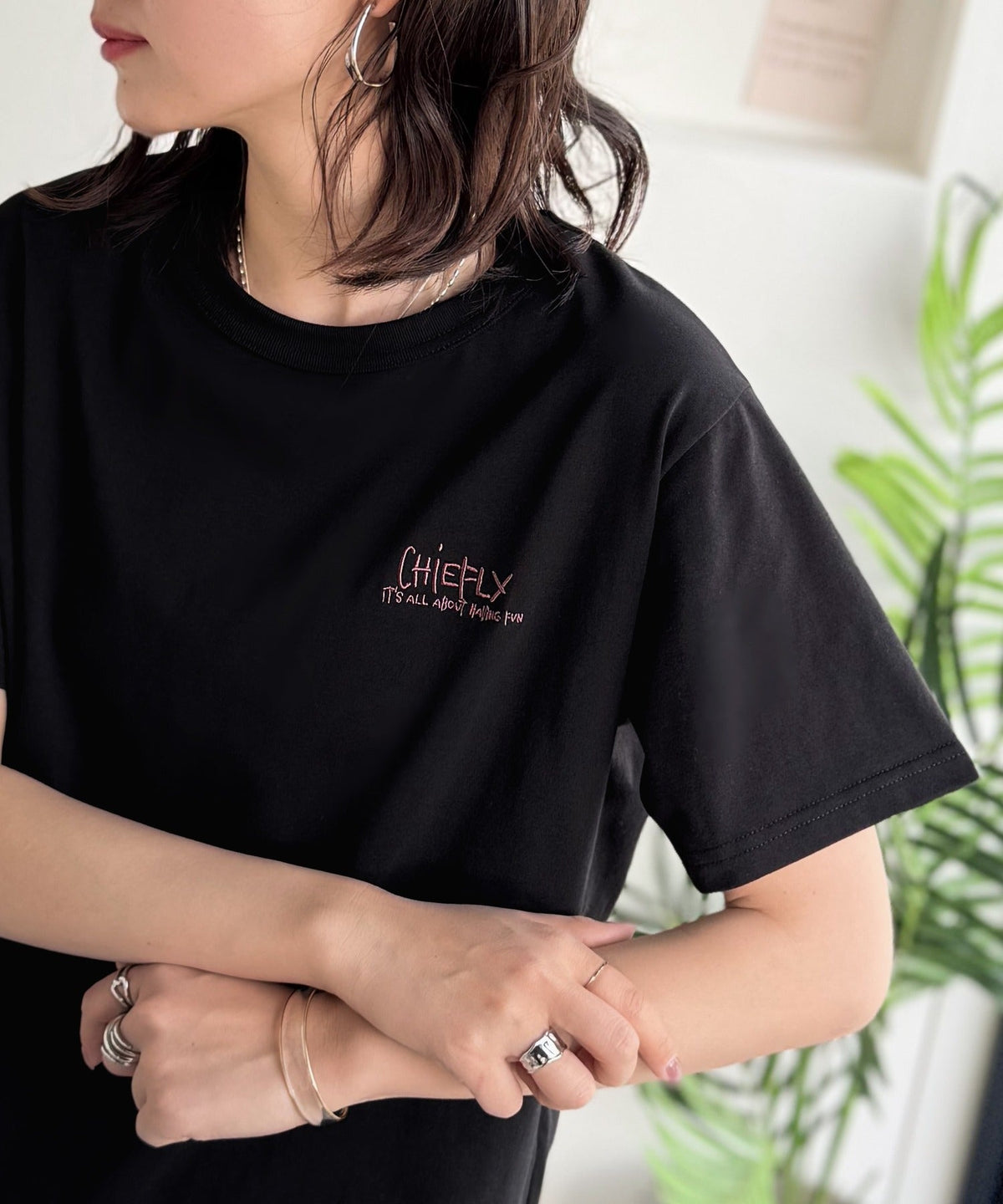 【接触冷感機能付き】背中で魅せる、遊び心とヴィンテージ。コインランドリーバック刺繍Tシャツ（半袖） ce1260549
