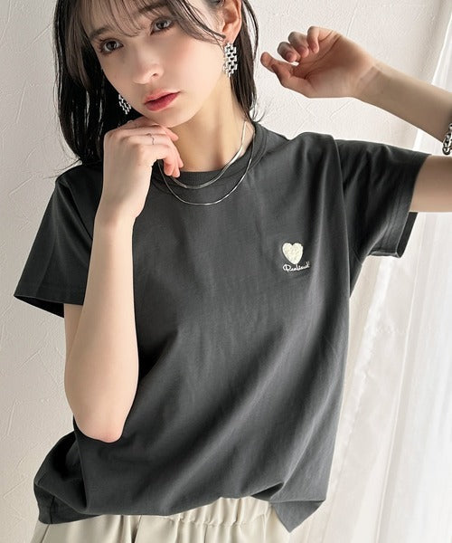 トレンドをまとう。綿100％シルケット風ハート胸サガラ刺繍Tシャツ（半袖） ce1330013