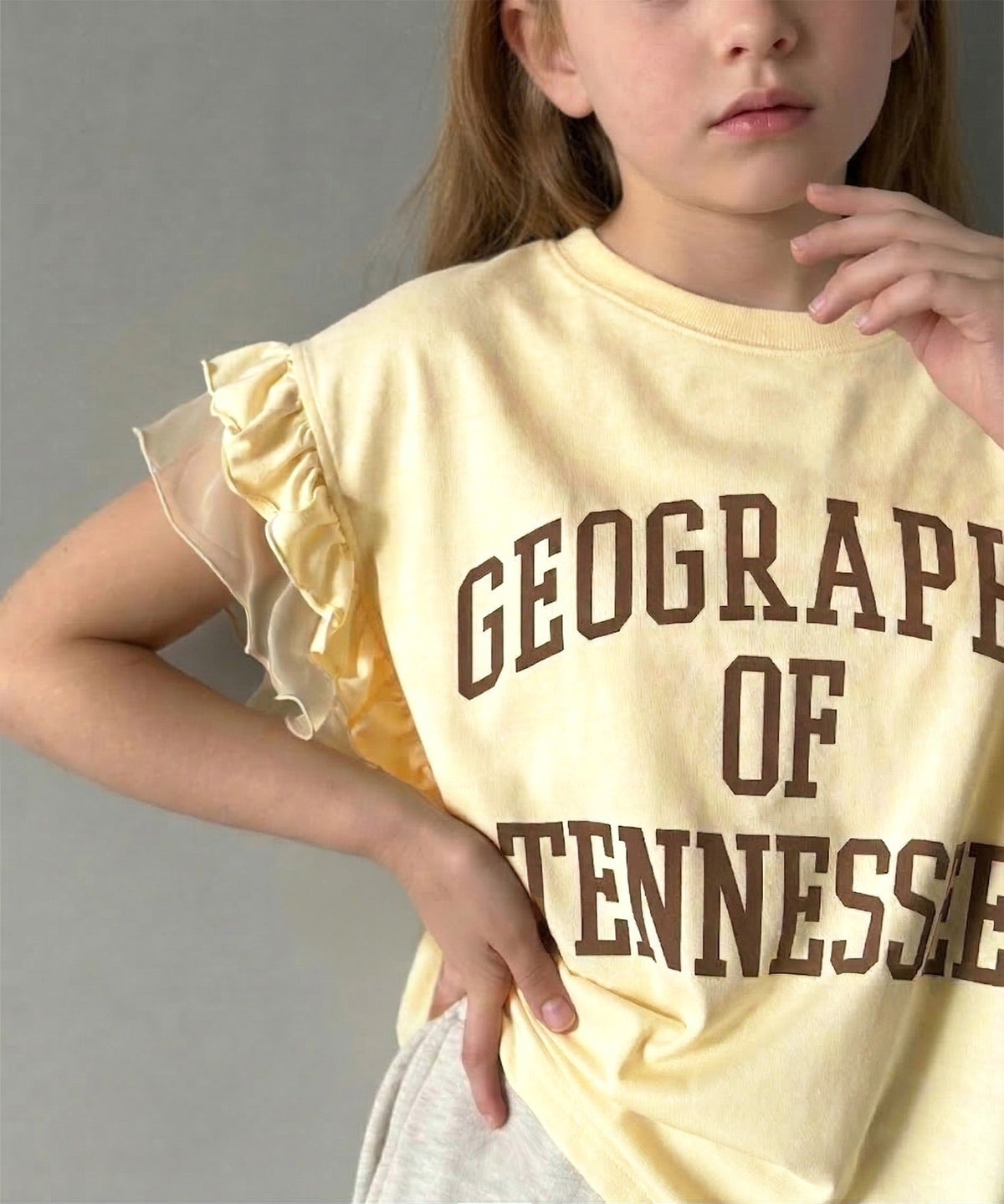 【mily bilet】【キッズ】 親子リンクコーデ可能◎ダブルフリル袖カレッジライクロゴゆるTシャツ mk1329036