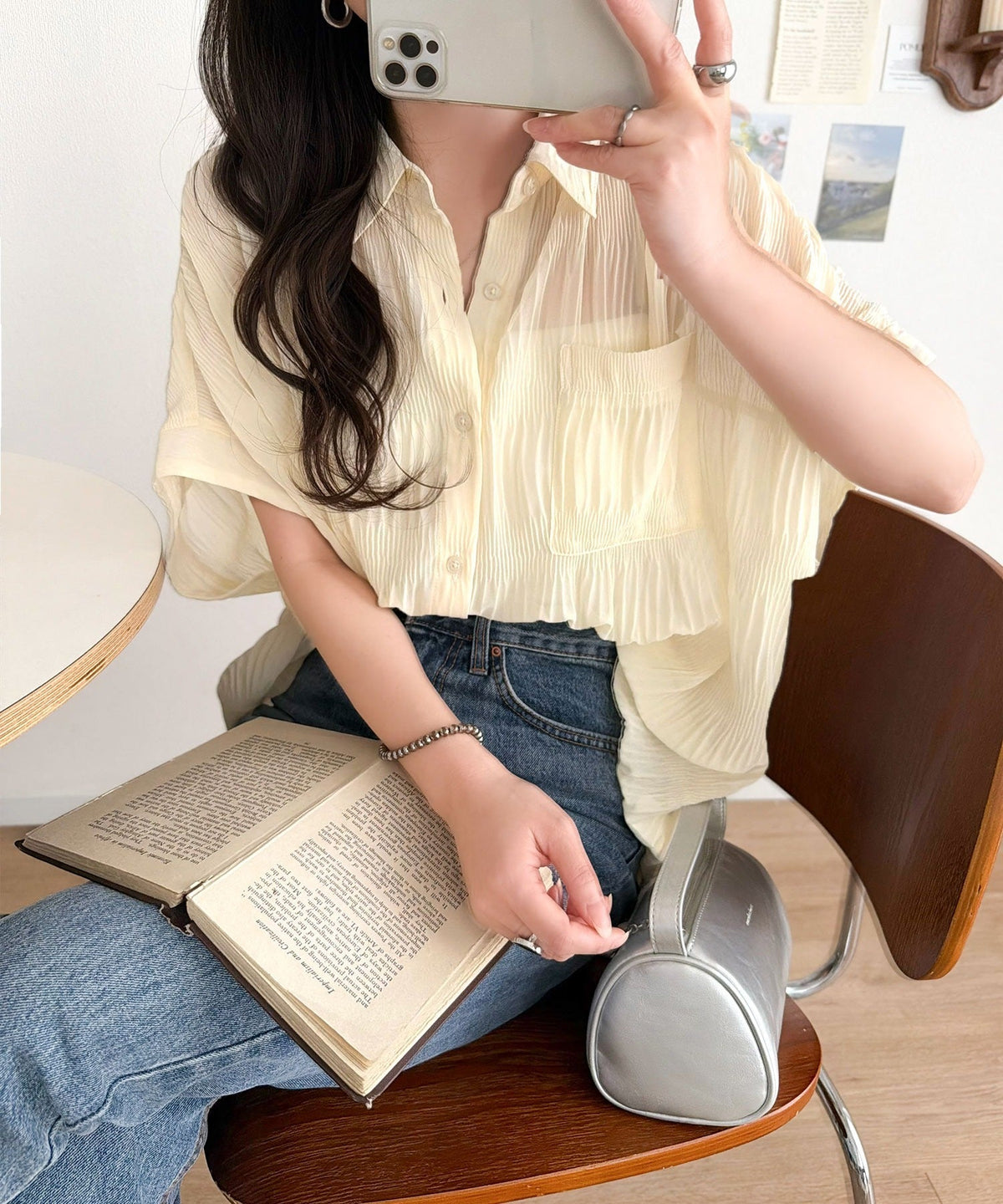シャーリングの立体感が美しい、大人の抜け感ブラウス。胸ポケット 襟つきシアープリーツブラウス ce1010539
