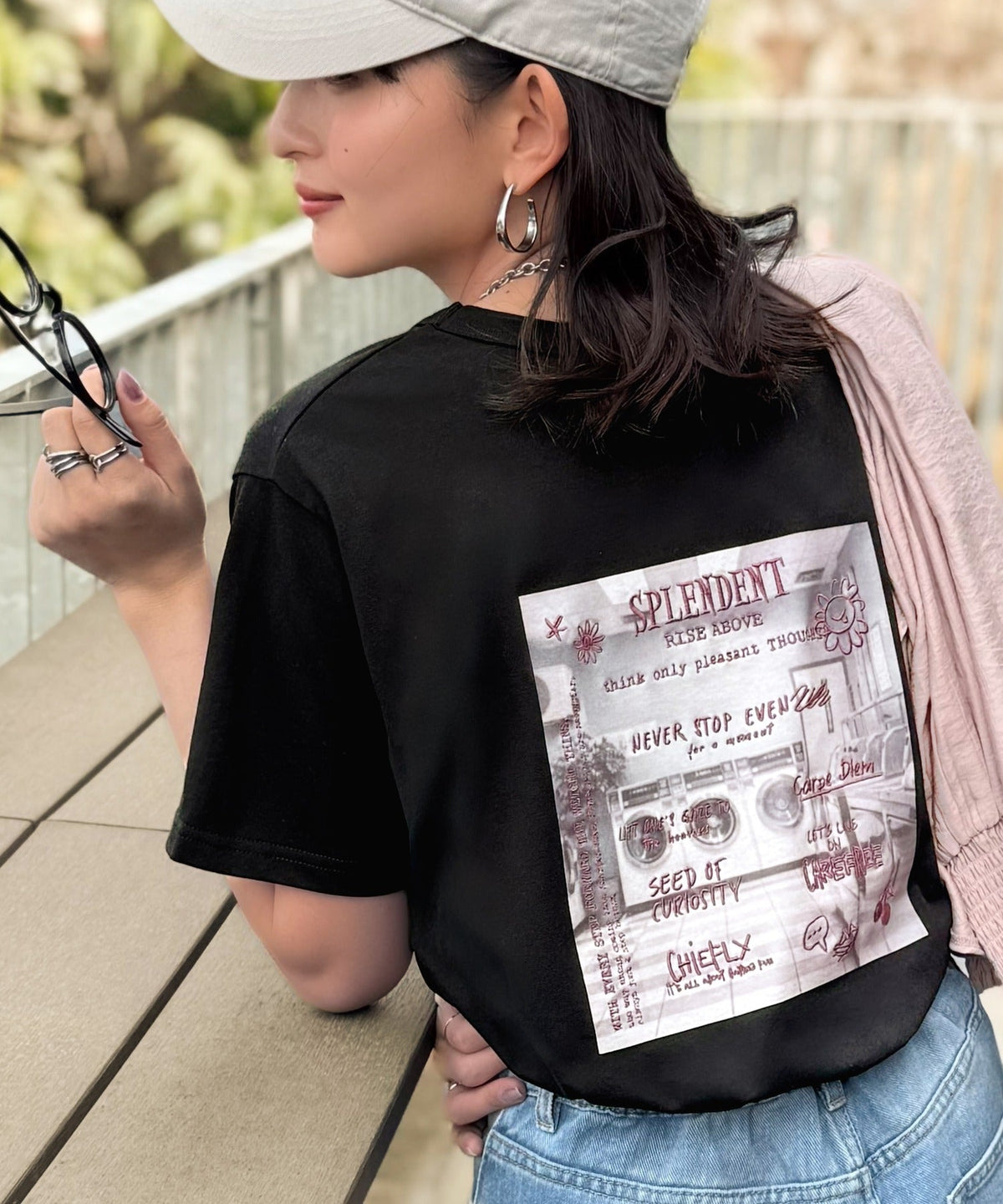 【接触冷感機能付き】背中で魅せる、遊び心とヴィンテージ。コインランドリーバック刺繍Tシャツ（半袖） ce1260549