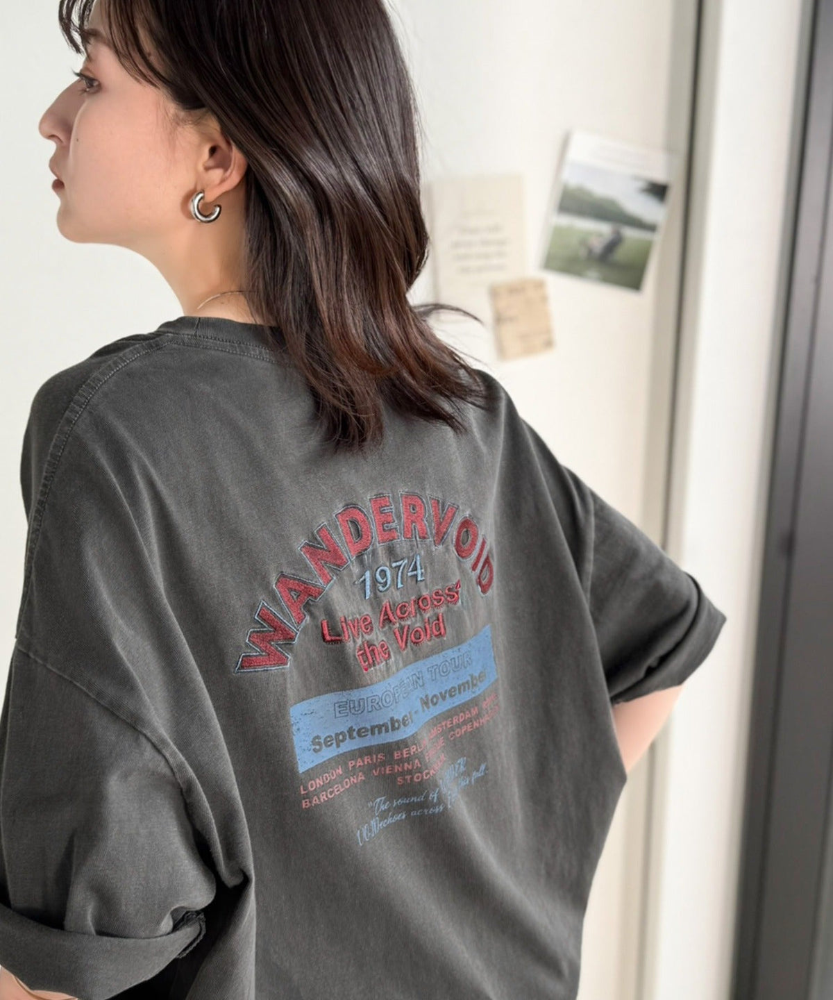《JaVaジャバコラボ》配色で遊ぶ！大人カジュアルの決定版。綿100％ツアーロゴTシャツ (半袖) jv1329087