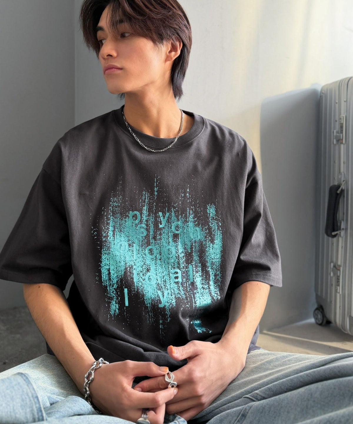 無地じゃ足りない、そんな日に！コットン100% グリッチノイズ箔プリントTシャツ／Glitch Noise Foil Print T-Shirt co1320011