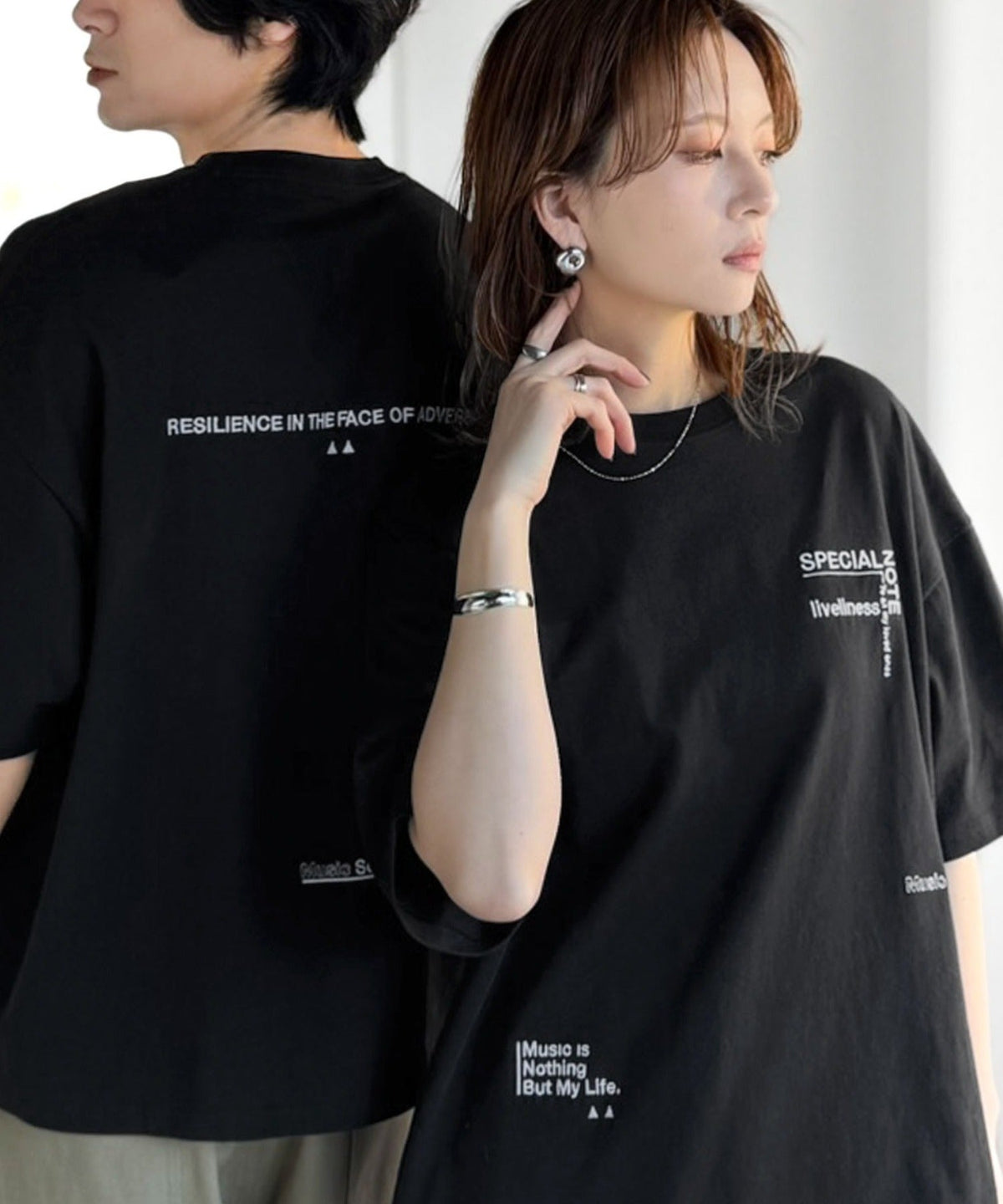 《JaVaジャバコラボ》遊びゴコロを着こなす。綿100％ 前後ランダムロゴ刺繍 オーバーサイズTシャツ（半袖） jo1320012