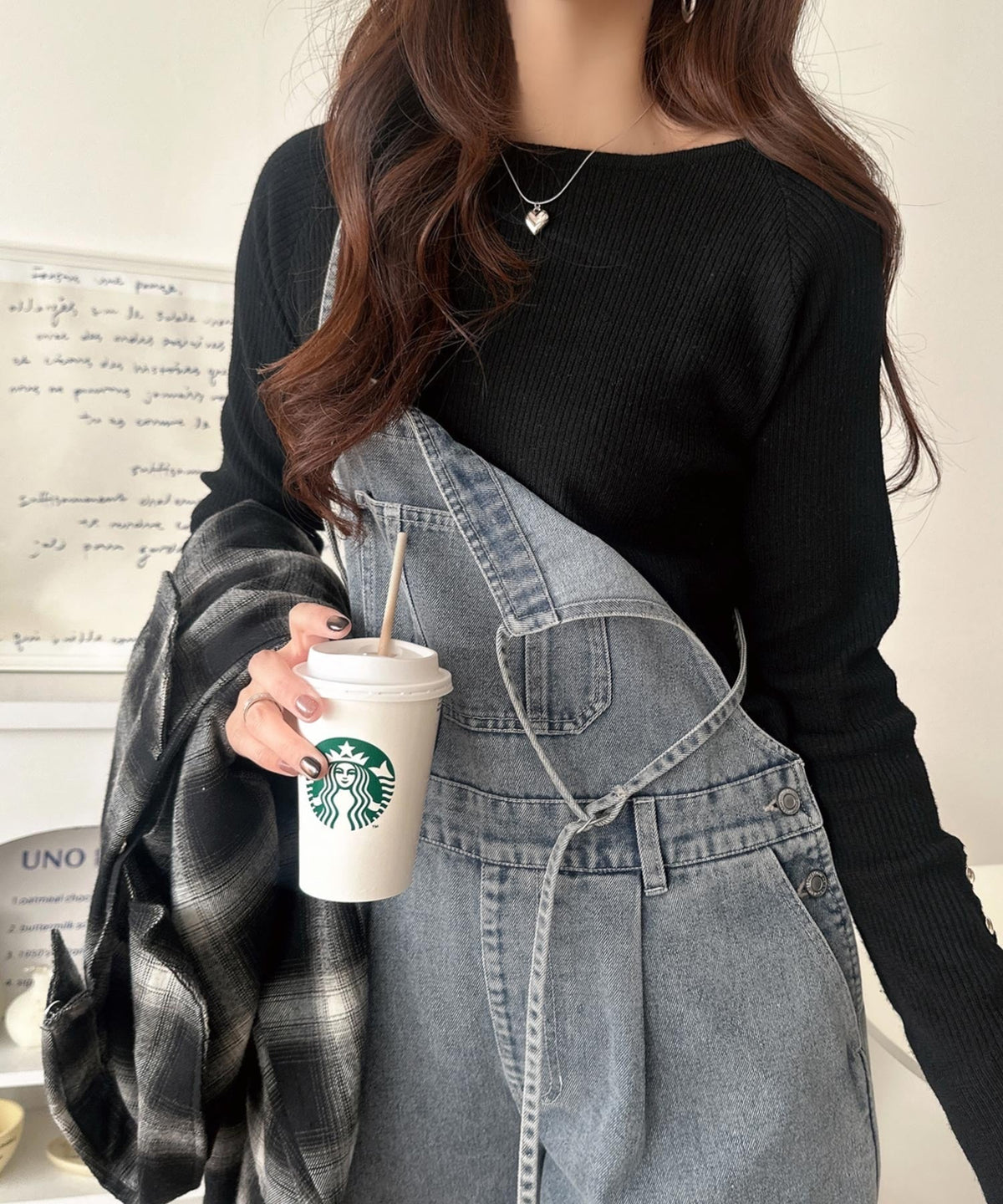 《JaVa ジャバコラボ》スタイルアップを叶える！大人可愛い。ポケットデザインナローストラップタック入りデニムサロペット jv1400005