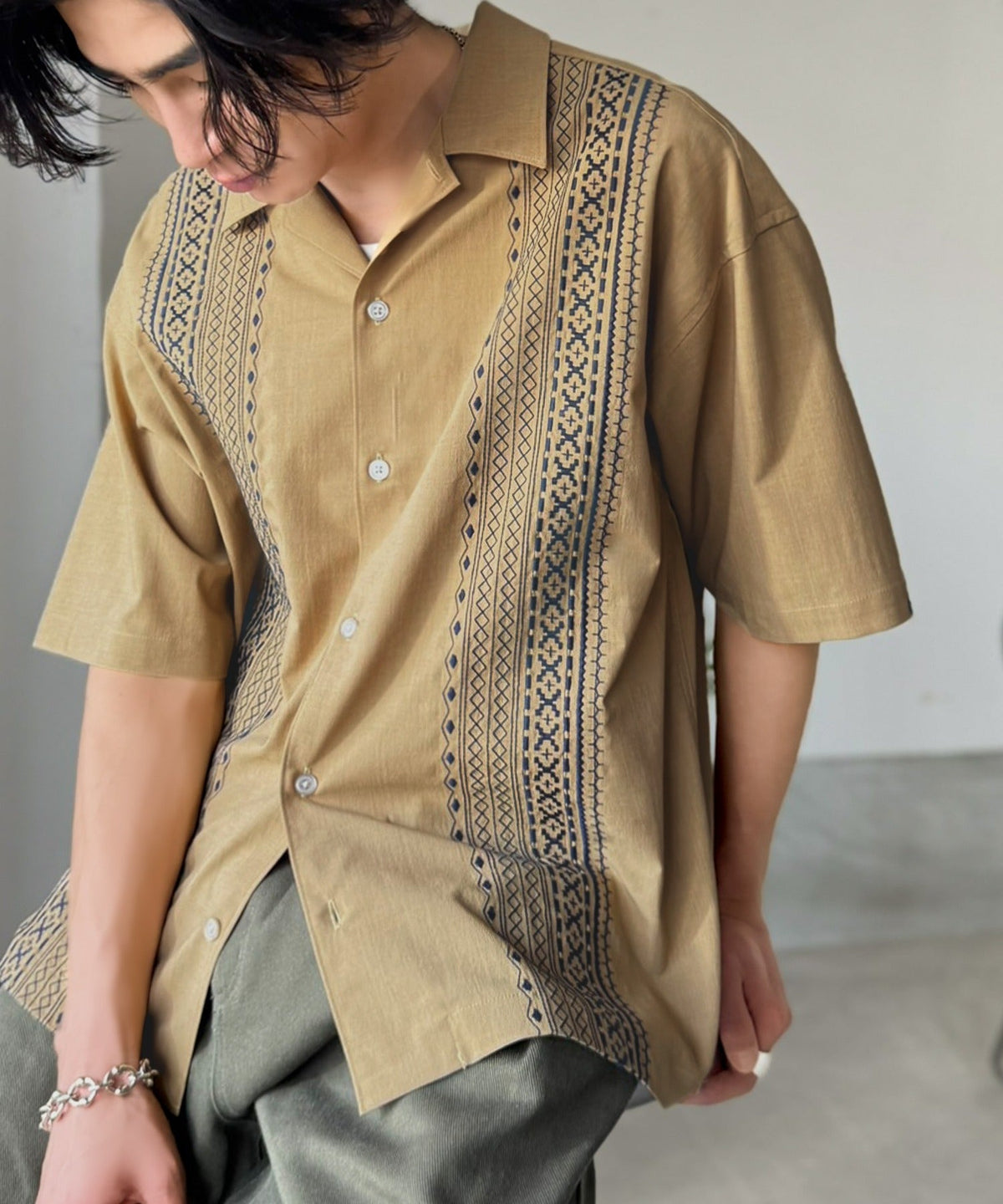 《JaVaジャバコラボ》周りと差がつく総刺繍！リラックスシルエット 清涼リネンライク素材 オープンカラー キューバシャツ（半袖） jo1320017