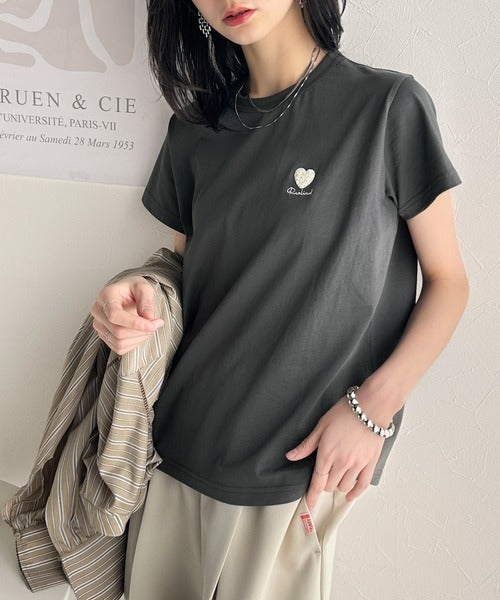 トレンドをまとう。綿100％シルケット風ハート胸サガラ刺繍Tシャツ（半袖） ce1330013