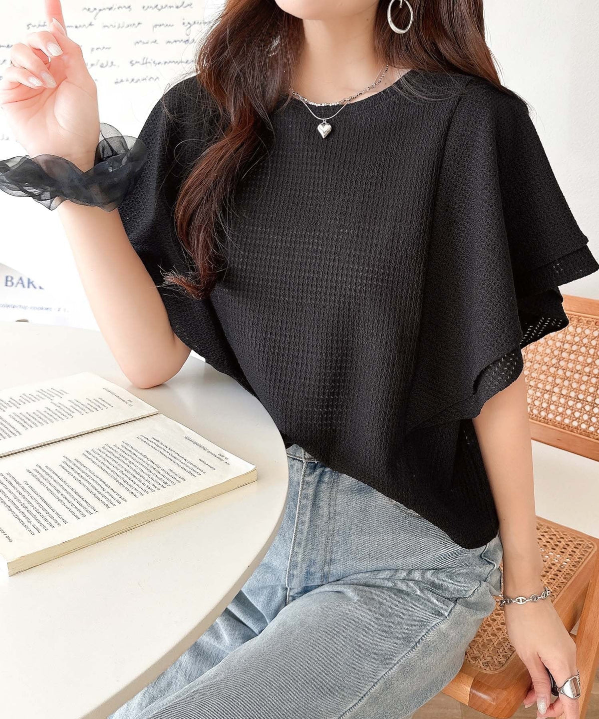 一枚で“きれい可愛い”が完成！レースジャガードフリルスリーブTシャツ ce1110173