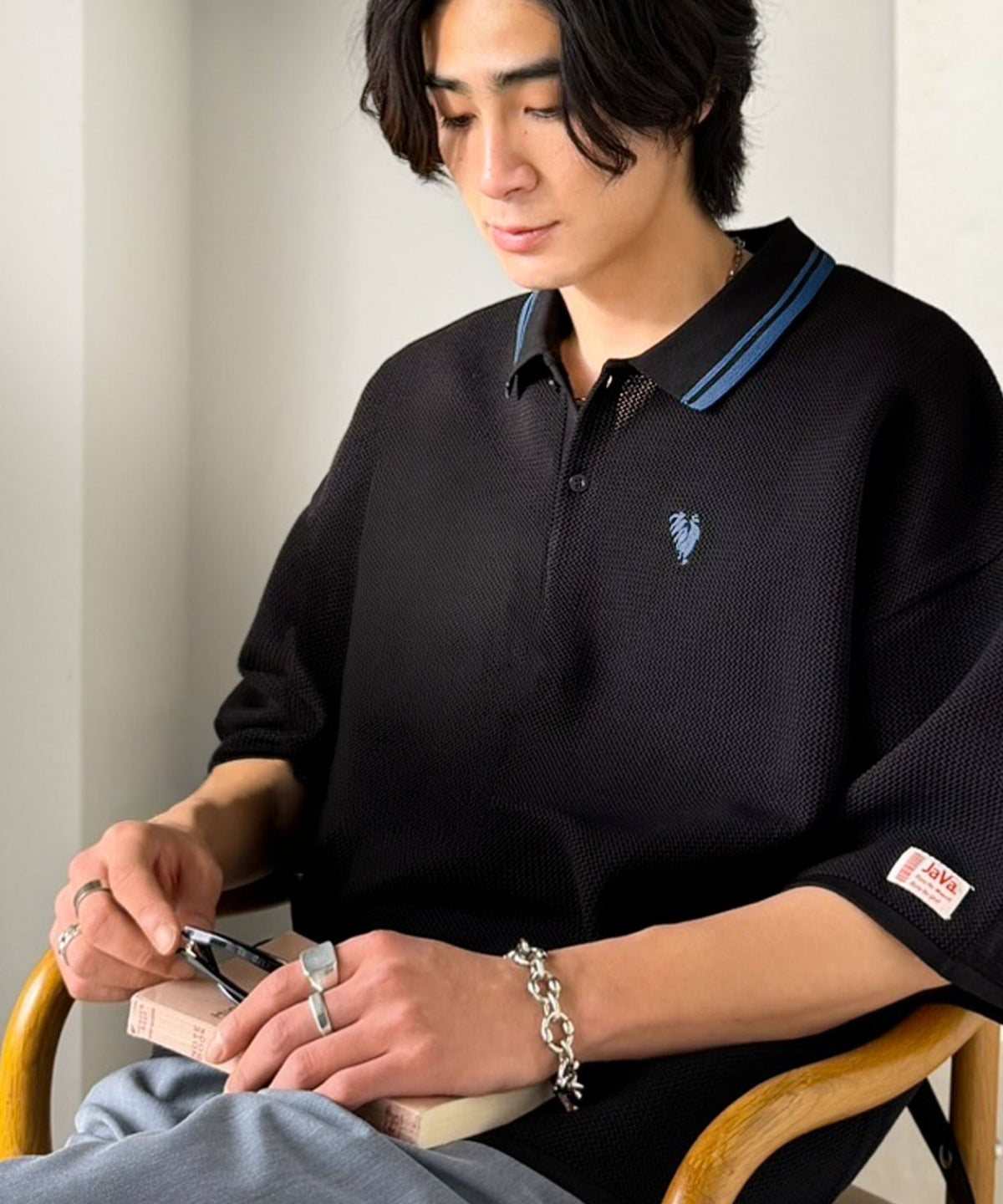 《JaVaジャバコラボ》軽くて涼しくてアイロン要らず！ワンポイント刺繍入り 襟ライン配色 サマーニットポロシャツ（半袖） jo1250001