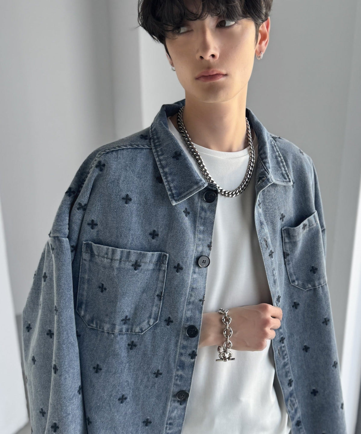 「シンプル以上、主張しすぎない存在感。」総柄刺繍デニムシャツジャケット／All-Over Embroidered Denim Shirt Jacket co1010050