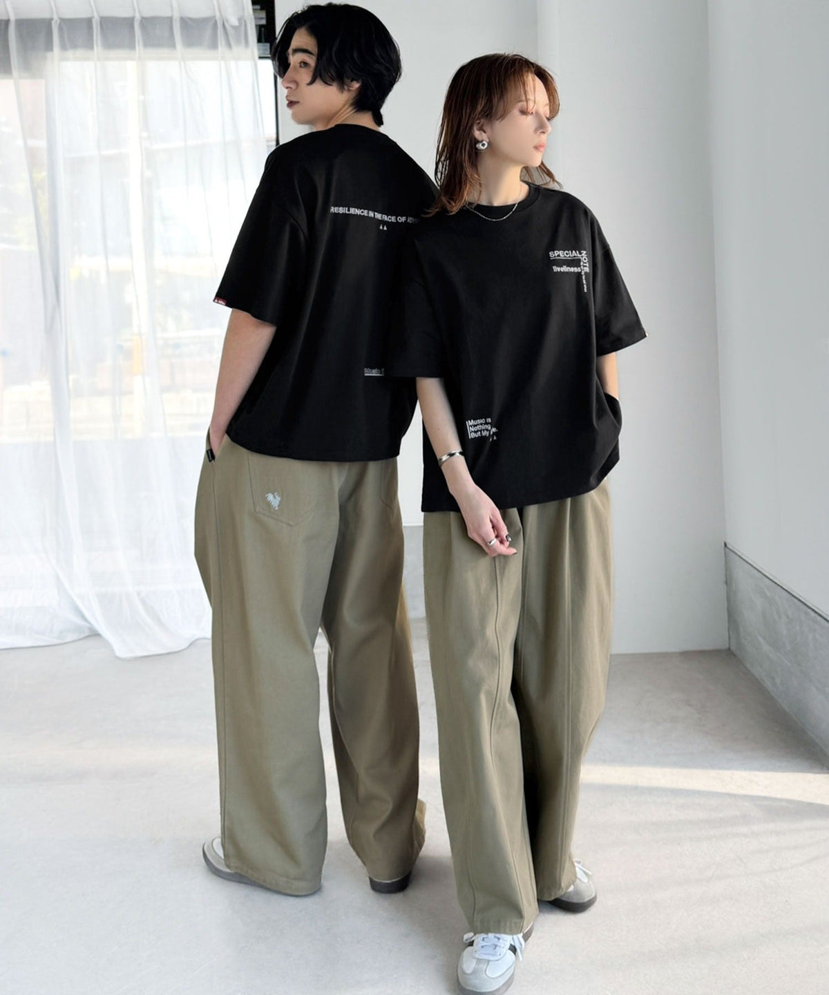 《JaVaジャバコラボ》遊びゴコロを着こなす。綿100％ 前後ランダムロゴ刺繍 オーバーサイズTシャツ（半袖） jo1320012