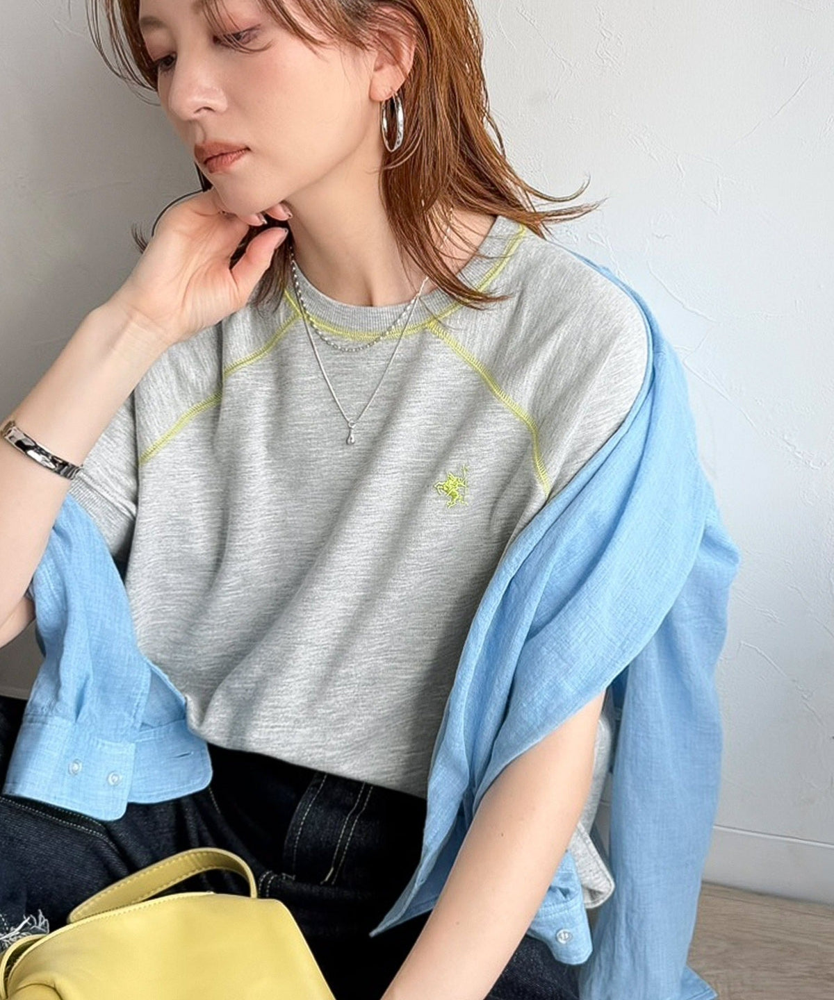 垢抜け配色で大人の抜け感プラス。胸刺繍ラグラン配色ステッチミニ裏毛TEE ce1330088