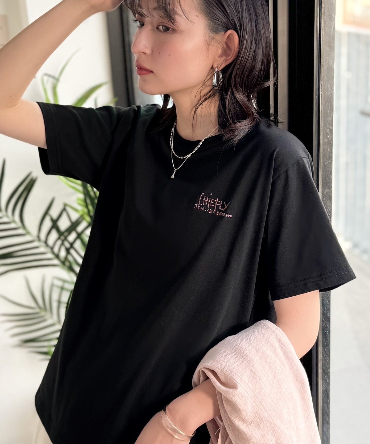 【接触冷感機能付き】背中で魅せる、遊び心とヴィンテージ。コインランドリーバック刺繍Tシャツ（半袖） ce1260549