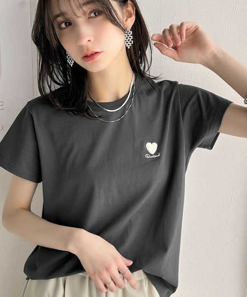 トレンドをまとう。綿100％シルケット風ハート胸サガラ刺繍Tシャツ（半袖） ce1330013