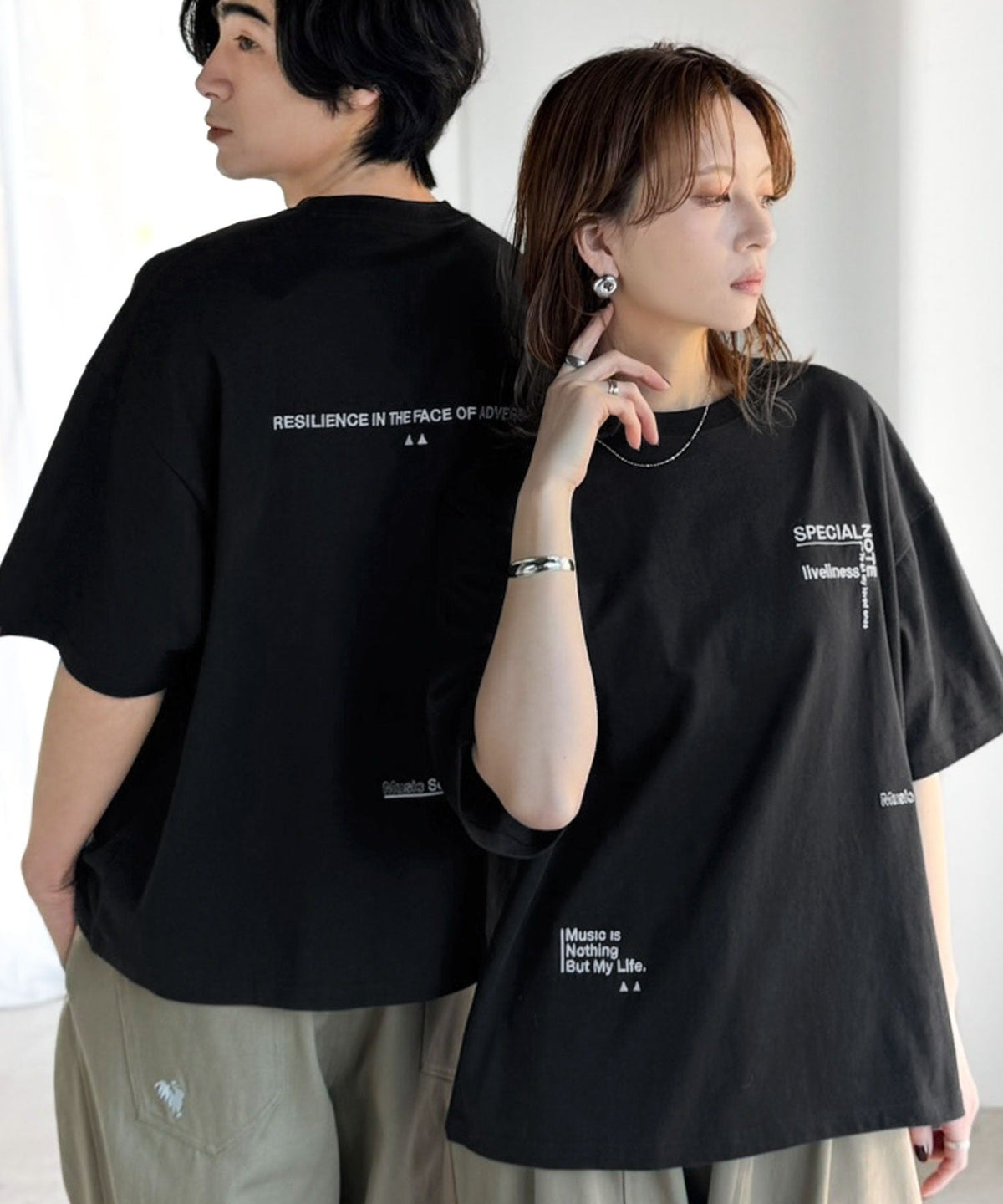 《JaVaジャバコラボ》遊びゴコロを着こなす。綿100％ 前後ランダムロゴ刺繍 オーバーサイズTシャツ（半袖） jo1320012