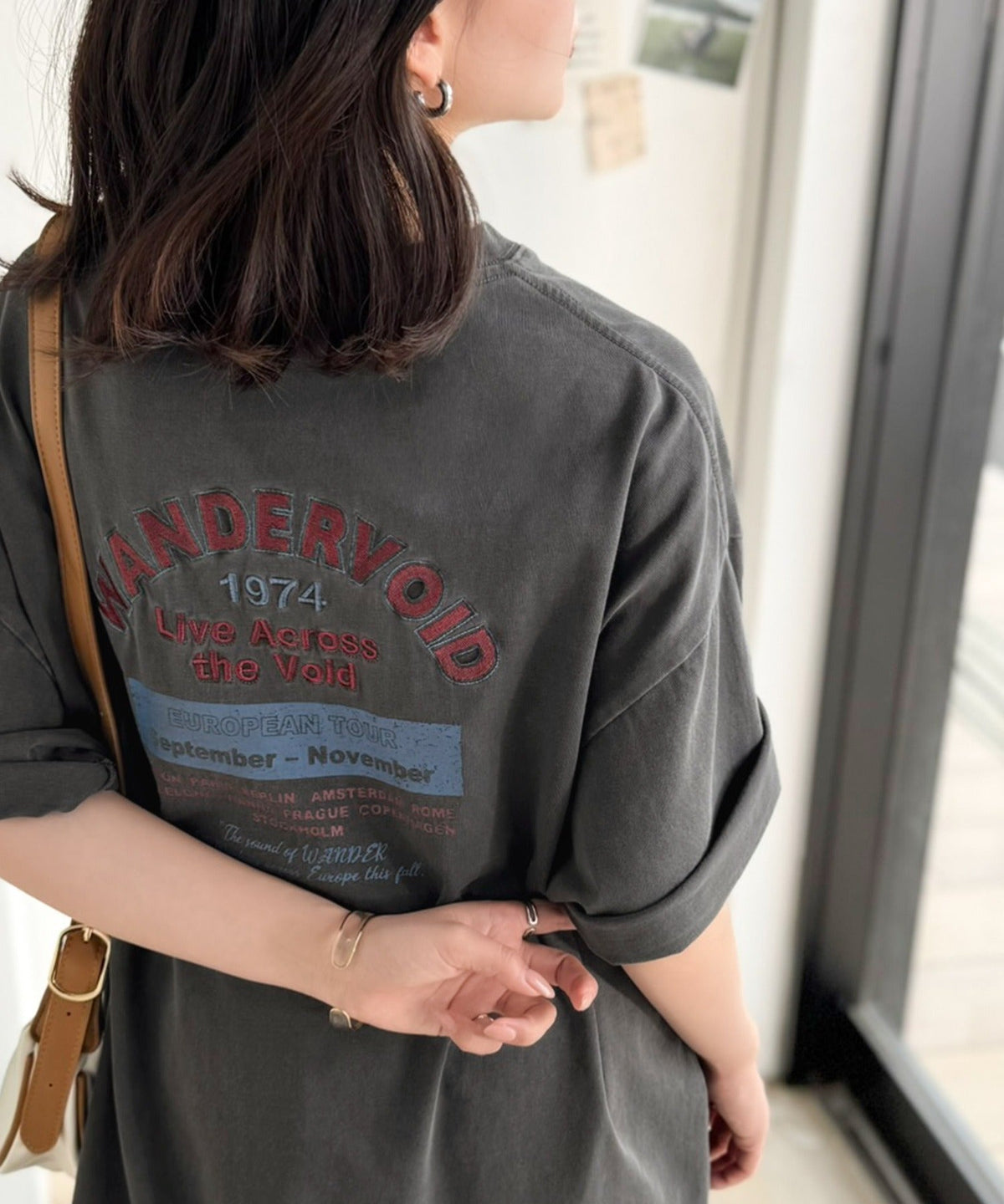 《JaVaジャバコラボ》配色で遊ぶ！大人カジュアルの決定版。綿100％ツアーロゴTシャツ (半袖) jv1329087