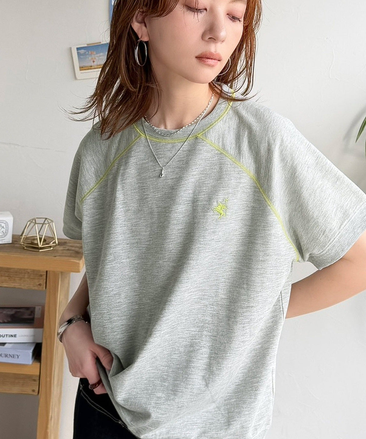 垢抜け配色で大人の抜け感プラス。胸刺繍ラグラン配色ステッチミニ裏毛TEE ce1330088