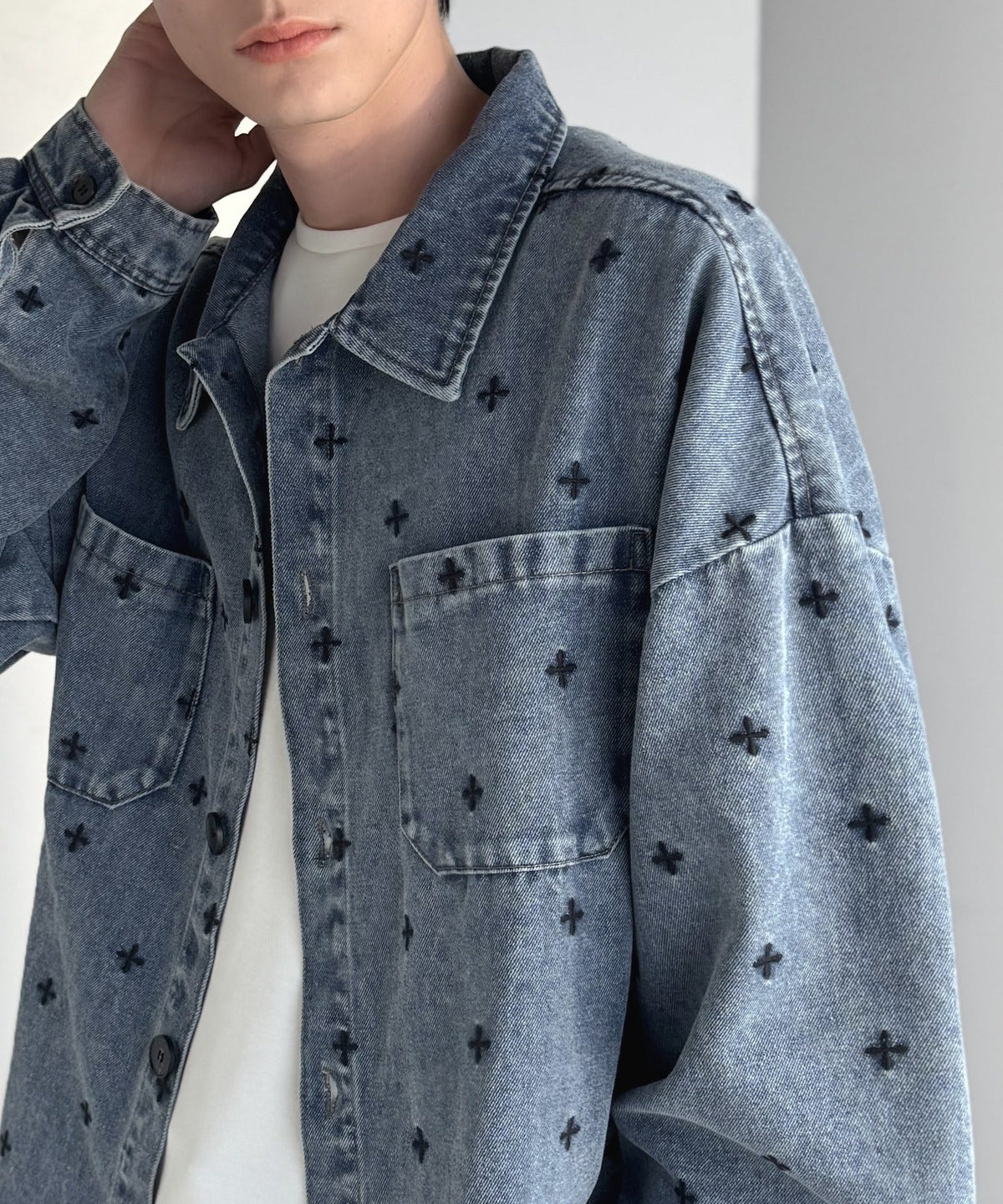 「シンプル以上、主張しすぎない存在感。」総柄刺繍デニムシャツジャケット／All-Over Embroidered Denim Shirt Jacket co1010050