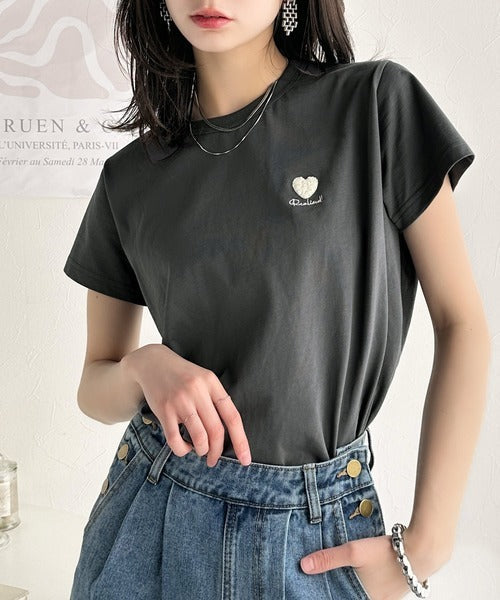 トレンドをまとう。綿100％シルケット風ハート胸サガラ刺繍Tシャツ（半袖） ce1330013