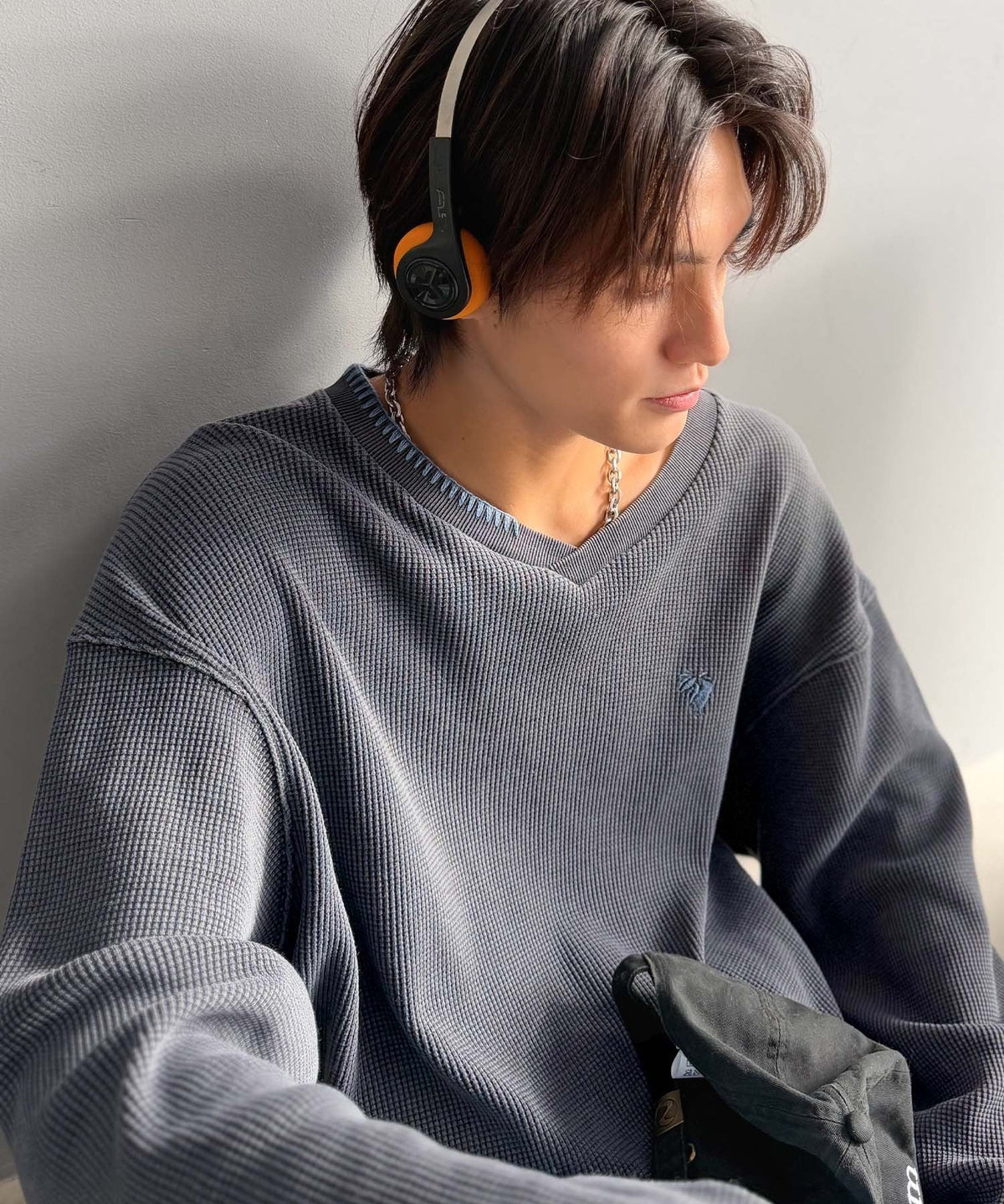 《JaVaジャバコラボ》ラフなのに計算されたバランス。裾ドロスト付きピグメント加工ステッチ配色VネックTシャツ jo1150086