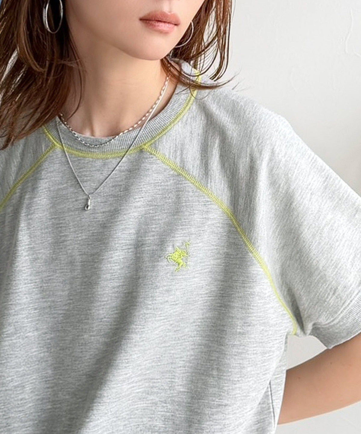 垢抜け配色で大人の抜け感プラス。胸刺繍ラグラン配色ステッチミニ裏毛TEE ce1330088