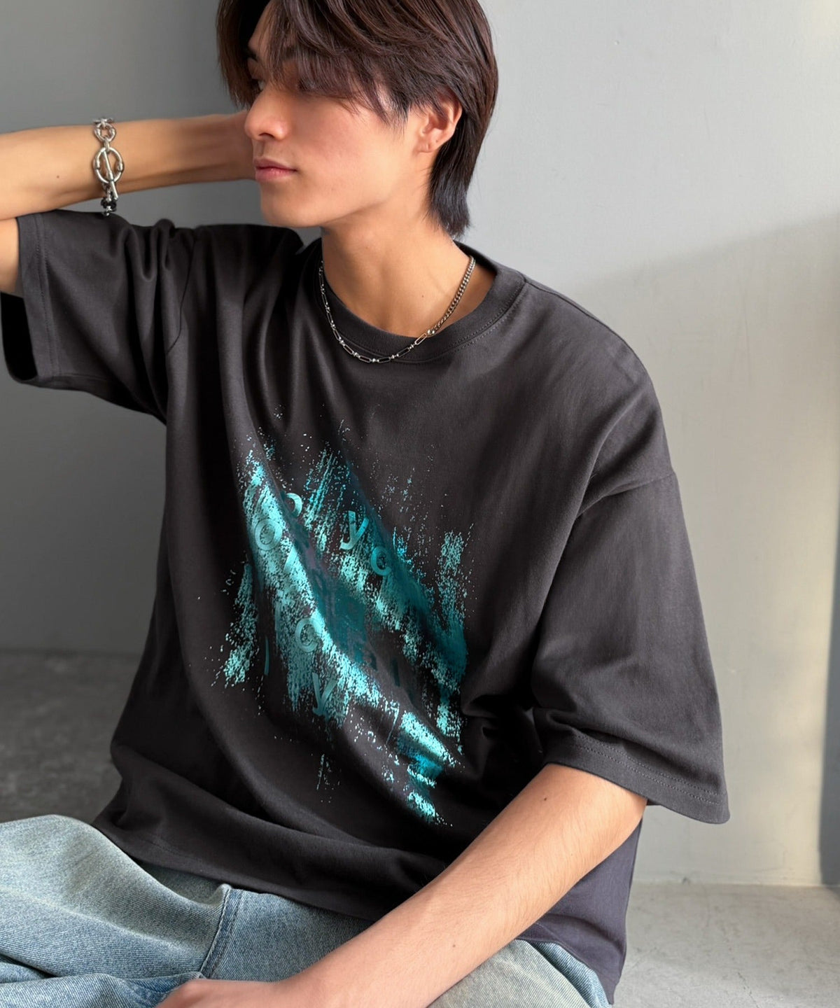 無地じゃ足りない、そんな日に！コットン100% グリッチノイズ箔プリントTシャツ／Glitch Noise Foil Print T-Shirt co1320011