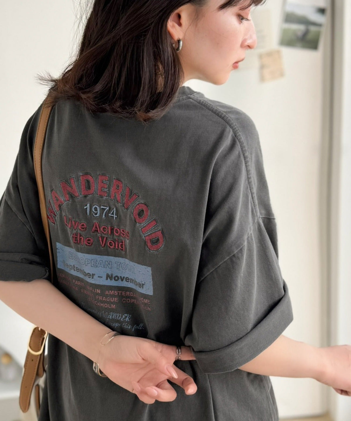 《JaVaジャバコラボ》配色で遊ぶ！大人カジュアルの決定版。綿100％ツアーロゴTシャツ (半袖) jv1329087
