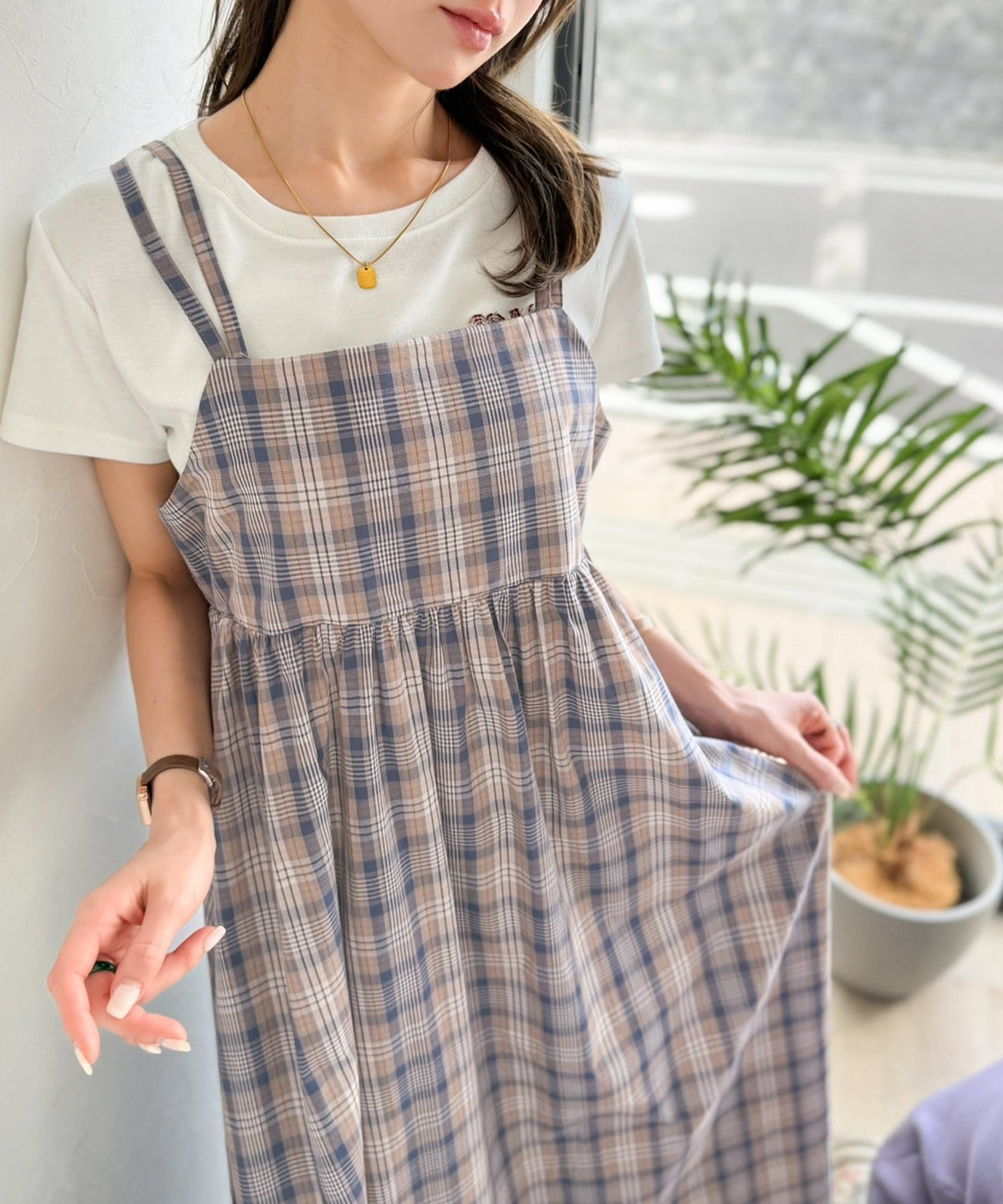 後ろ姿も可愛く盛れちゃう♪ふんわりシルエットで体型カバー。大人カジュアル チェックキャミワンピース ce1240121