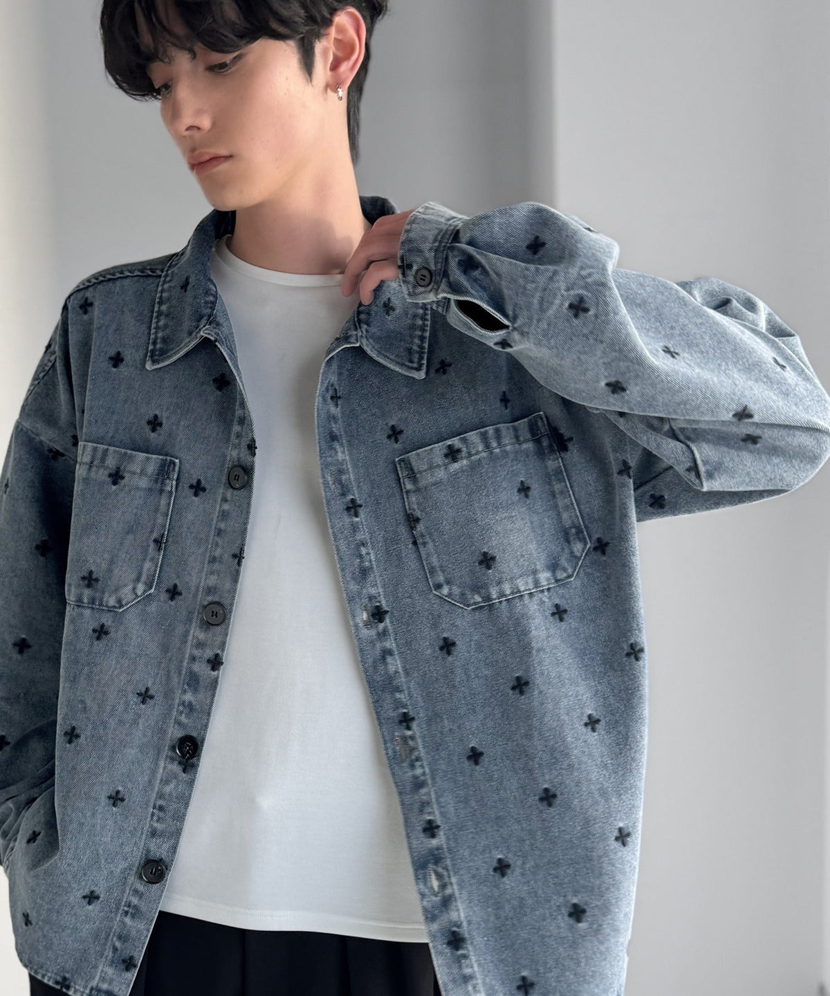 「シンプル以上、主張しすぎない存在感。」総柄刺繍デニムシャツジャケット／All-Over Embroidered Denim Shirt Jacket co1010050