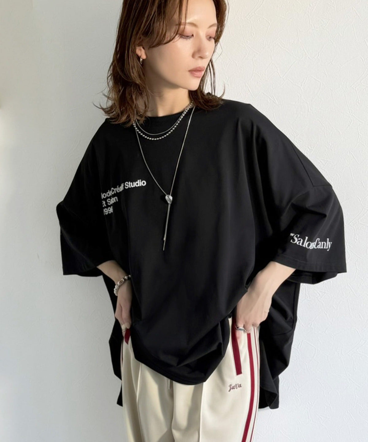 【接触冷感・吸水速乾機能付き】配色ロゴに秘める、大人の遊び心。フロッキーロゴ付きオーバーシルエットTシャツ（半袖） ce1330076