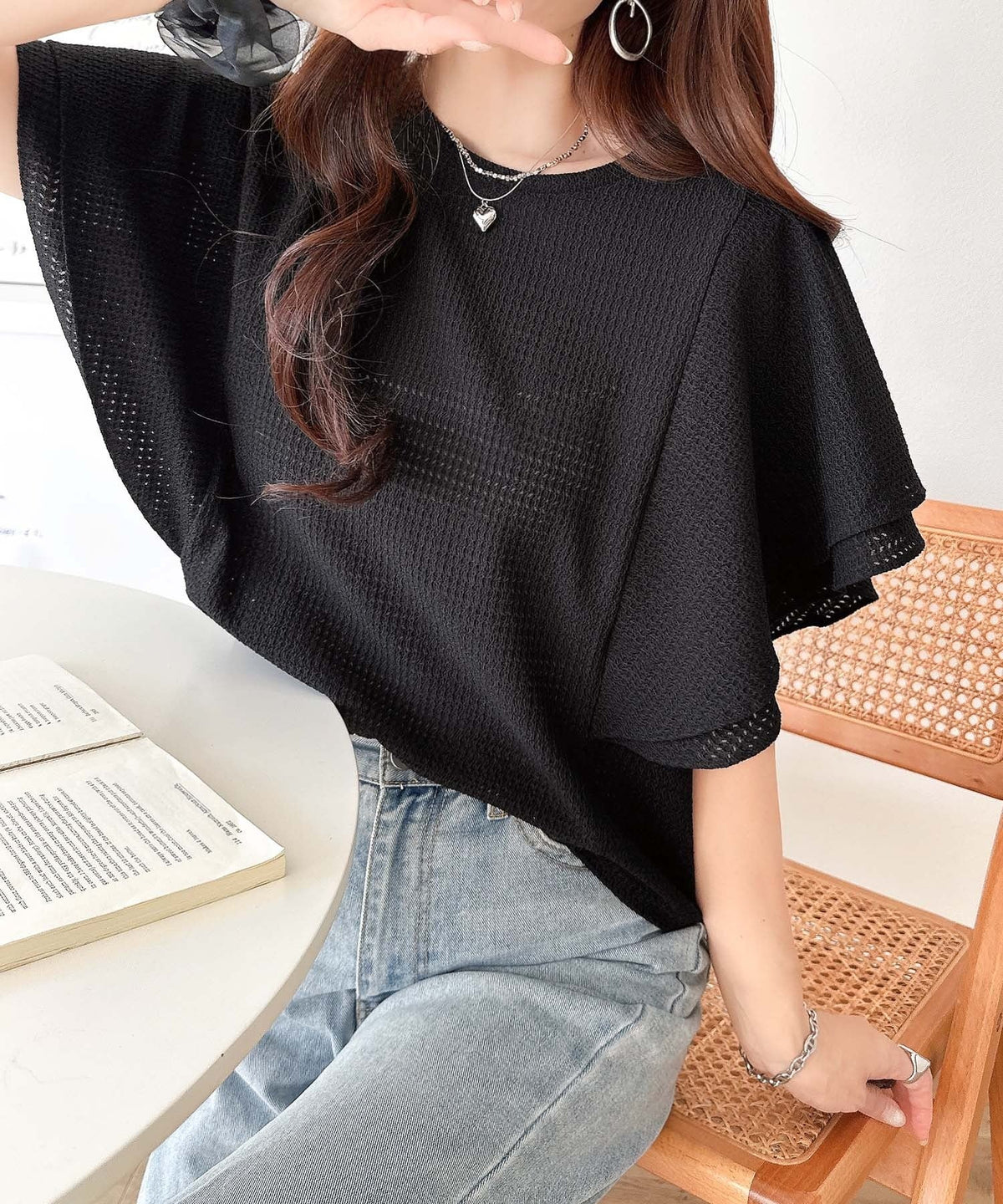 一枚で“きれい可愛い”が完成！レースジャガードフリルスリーブTシャツ ce1110173