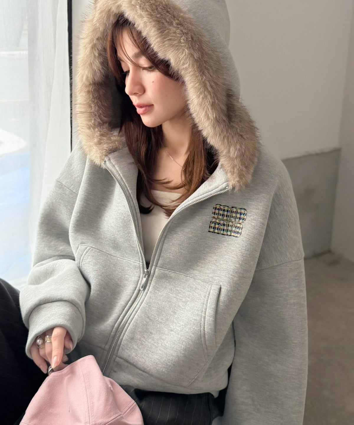 【mily bilet】ラフなのに、盛れ度抜かりなし。ショート丈ファー付きロゴワッペンフードパーカー(裏起毛)(チェック/ドットあり) mi1329119
