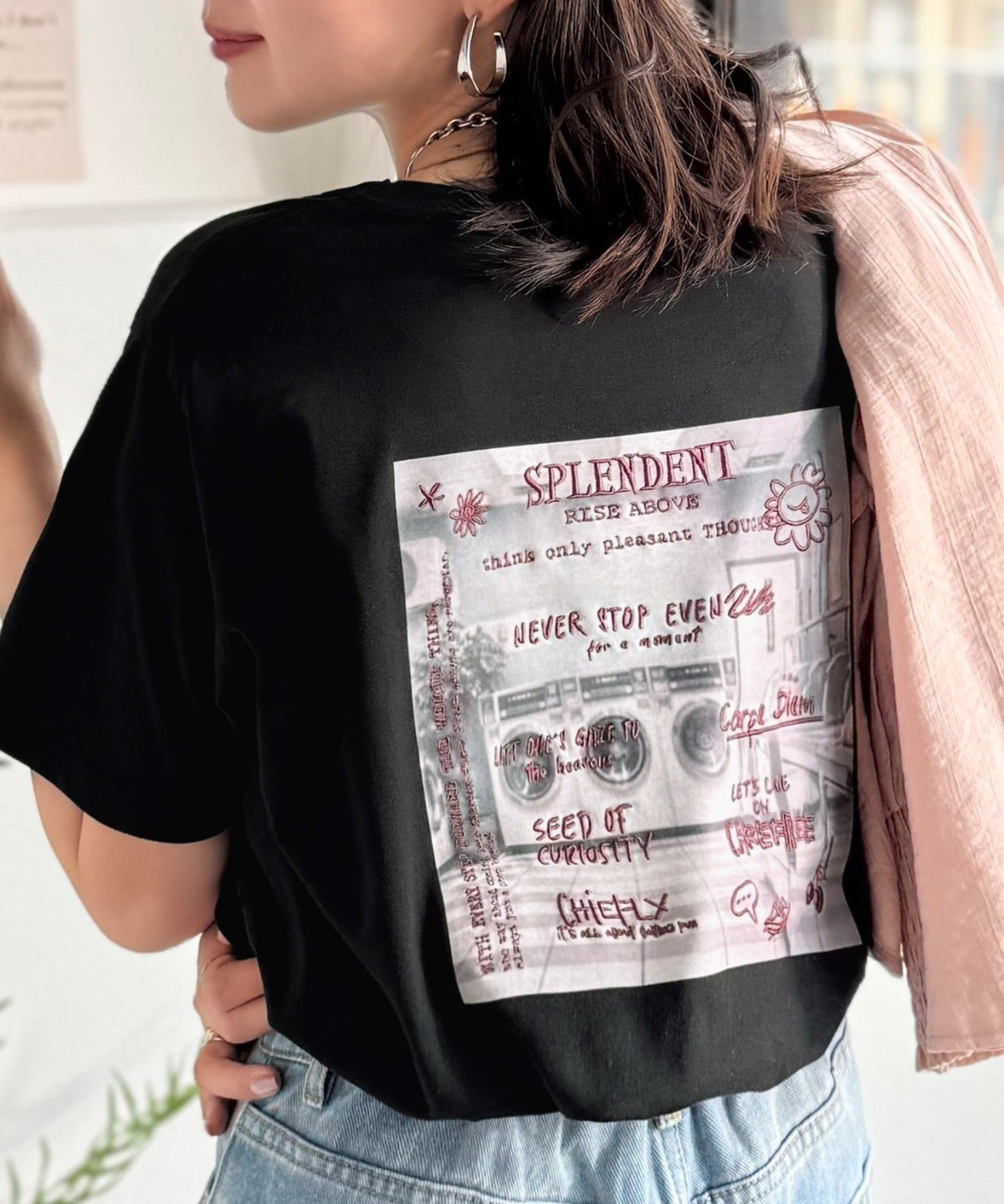 【接触冷感機能付き】背中で魅せる、遊び心とヴィンテージ。コインランドリーバック刺繍Tシャツ（半袖） ce1260549