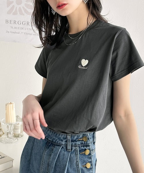 トレンドをまとう。綿100％シルケット風ハート胸サガラ刺繍Tシャツ（半袖） ce1330013