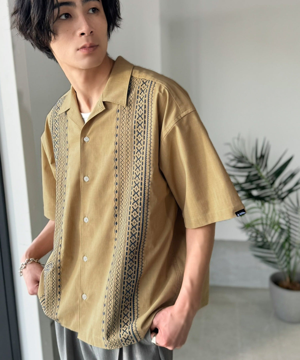 《JaVaジャバコラボ》周りと差がつく総刺繍！リラックスシルエット 清涼リネンライク素材 オープンカラー キューバシャツ（半袖） jo1320017