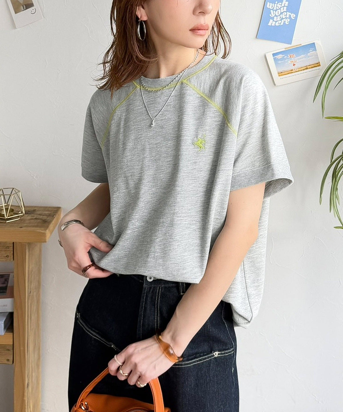 垢抜け配色で大人の抜け感プラス。胸刺繍ラグラン配色ステッチミニ裏毛TEE ce1330088