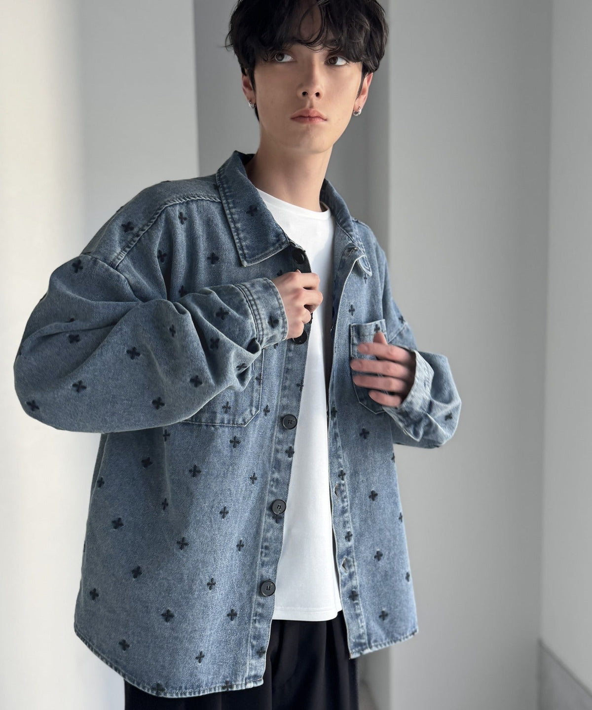 「シンプル以上、主張しすぎない存在感。」総柄刺繍デニムシャツジャケット／All-Over Embroidered Denim Shirt Jacket co1010050