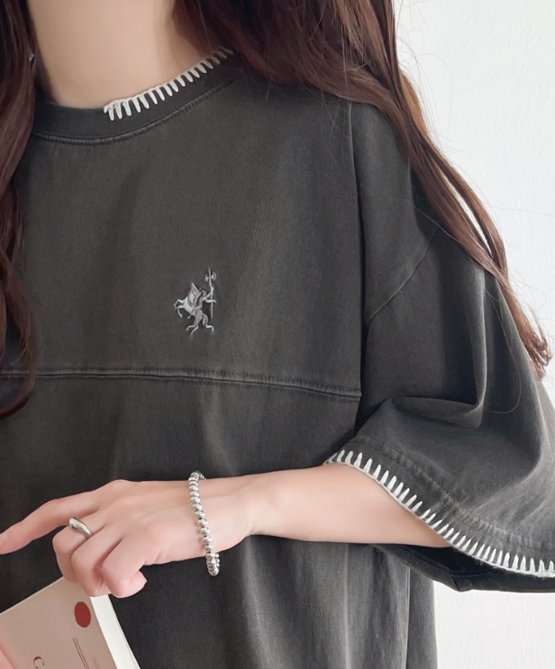 《Javaジャバコラボ》ステッチデザインが目を惹く。綿100%ワンポイントハンド刺繍ピグメントTシャツ jv1260109