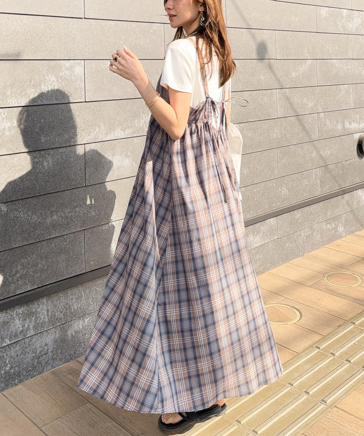後ろ姿も可愛く盛れちゃう♪ふんわりシルエットで体型カバー。大人カジュアル チェックキャミワンピース ce1240121