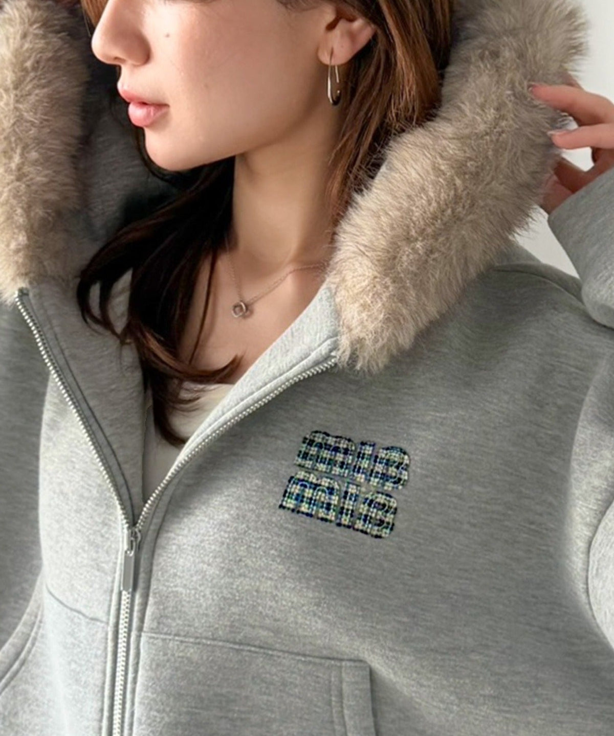 【mily bilet】ラフなのに、盛れ度抜かりなし。ショート丈ファー付きロゴワッペンフードパーカー(裏起毛)(チェック/ドットあり) mi1329119