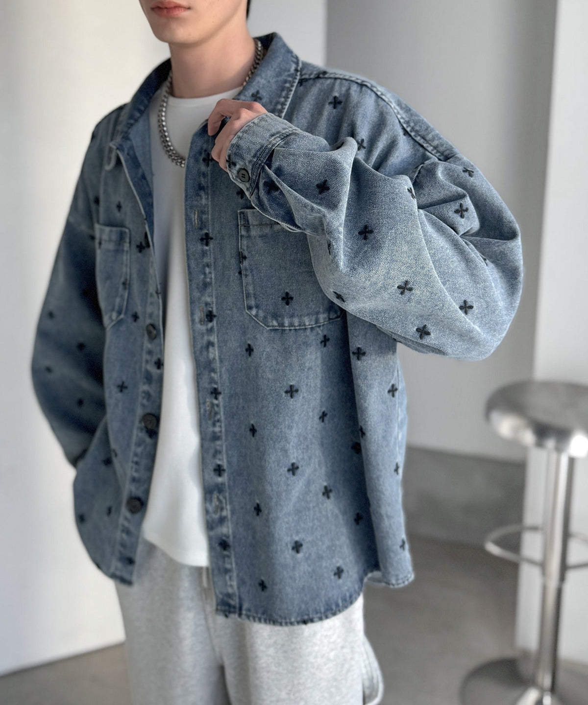「シンプル以上、主張しすぎない存在感。」総柄刺繍デニムシャツジャケット／All-Over Embroidered Denim Shirt Jacket co1010050