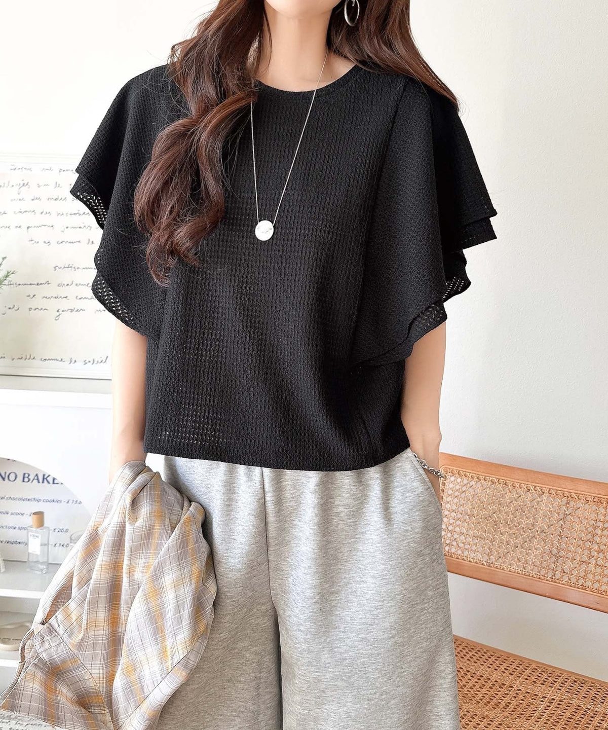 一枚で“きれい可愛い”が完成！レースジャガードフリルスリーブTシャツ ce1110173