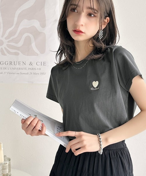 トレンドをまとう。綿100％シルケット風ハート胸サガラ刺繍Tシャツ（半袖） ce1330013